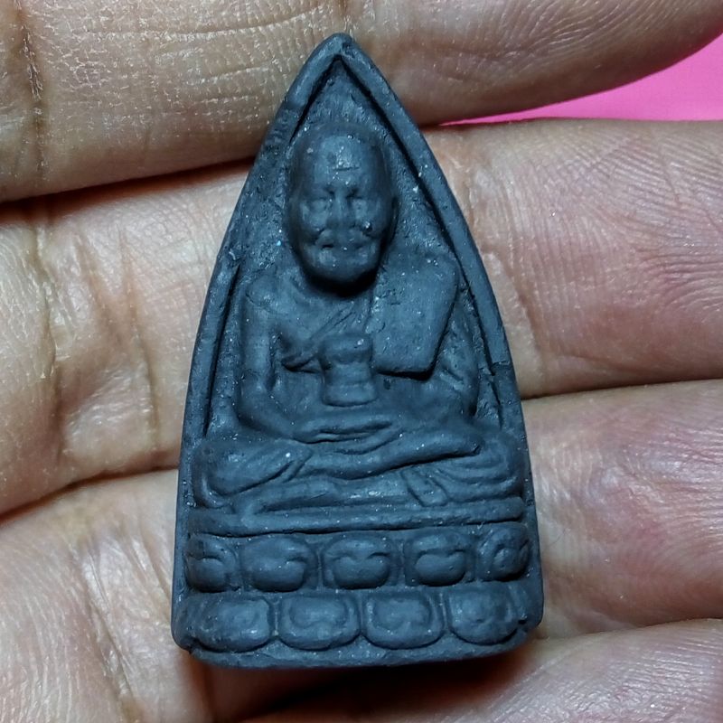 หลวงปู่ทวด รุ่น85ปี พ่อท่านฉิ้น วัดเมือง จ.ยะลา เนื้อว่านดำ ปี 2554 พระมีรอยบิ่นที่ขอบ