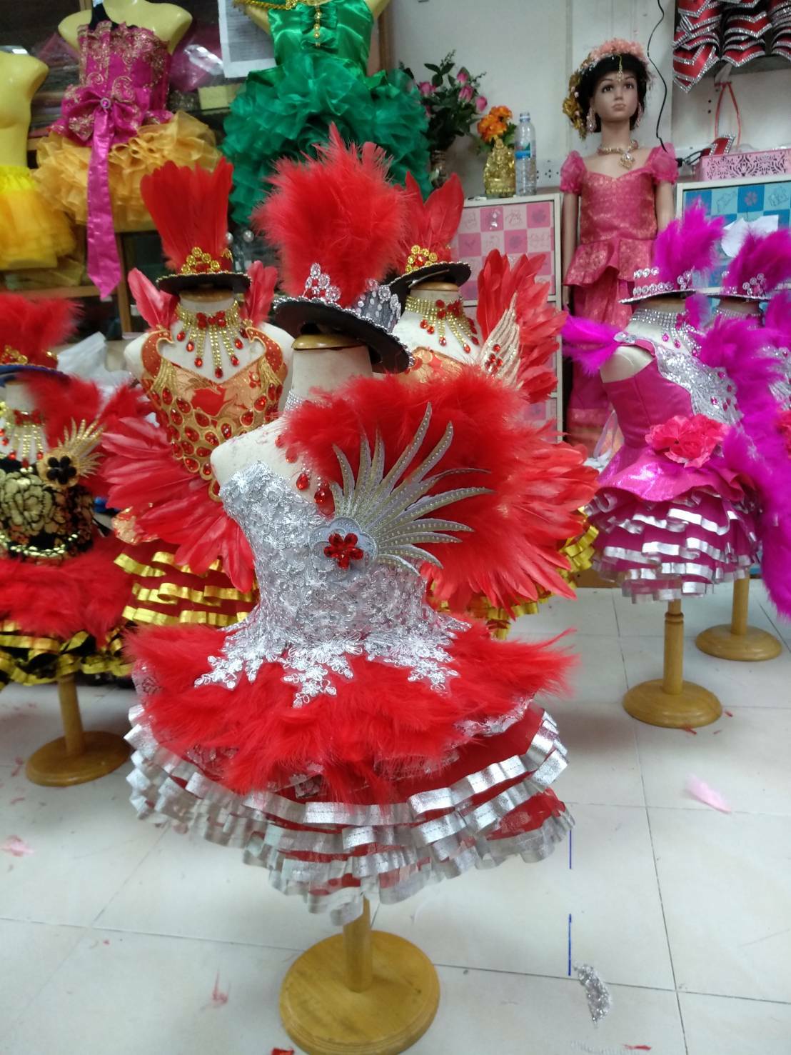 ชุดดรัมเมเยอร์เด็กอนุบาลสีแดง พร้อม หมวก สร้อย ต่างหู