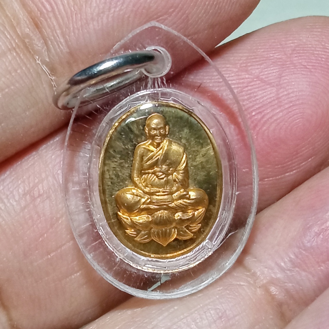 เหรียญเม็ดแตง หลวงปู่ดู่,หลวงตาม้า วัดถ้ำเมืองนะ เนื้อทองแดง มีรอยจาร เลี่ยมกันน้ำ ปี2556 เป็นเหรียญที่สวยงามเล็กกะทัดรัด เหมาะกับเด็กและผู้หญิงรวมทั้งผู้ที่ชอบแขวนพระองค์เล็ก รหัส365