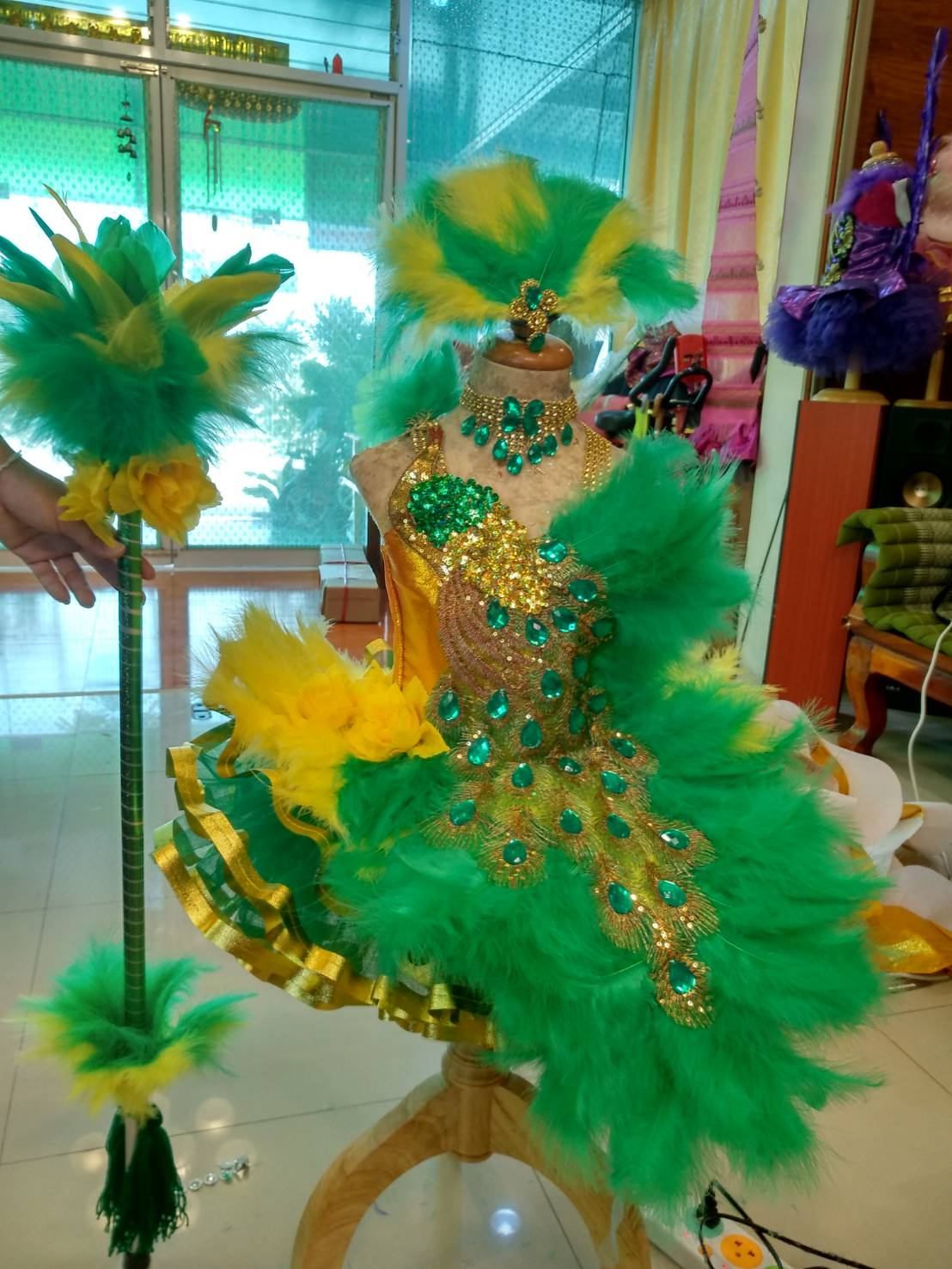 ชุดดรัมเมเยอร์เด็กอนุบาลและประถมสีเขียวทอง ราคานี้มี หัว สร้อย ต่างหู ไม้ดรัมเมเยอร์
