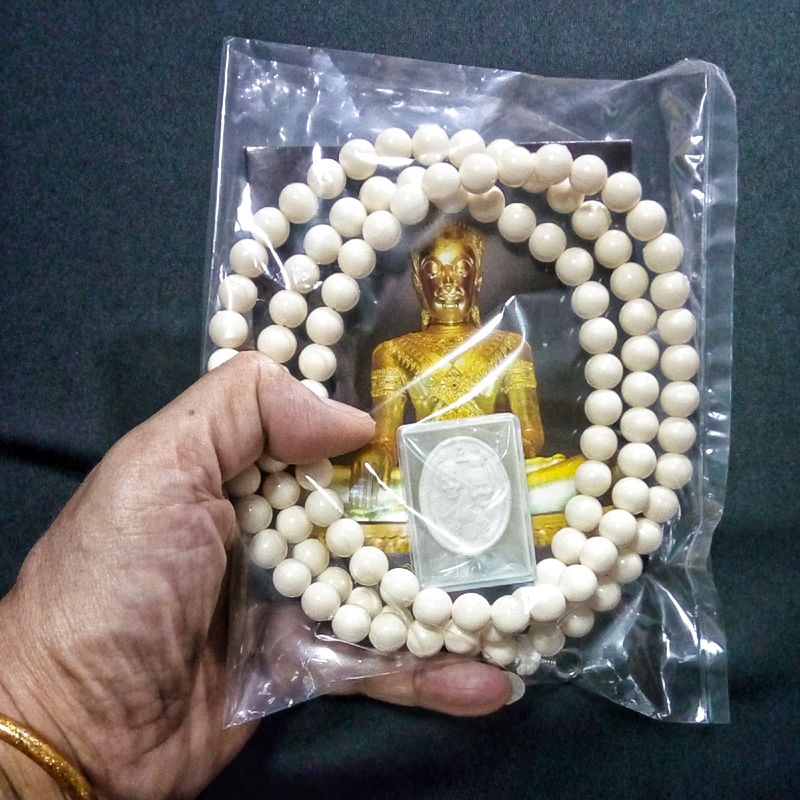 สร้อยประคำ หลวงตาม้า วัดถ้ำเมืองนะ ขนาดใหญ่ สีงาช้าง ยาว 40นิ้ว ขนาดเส้นผ่าศูนย์กลาง 1cm. + พระผงจักรพรรดิ์พิมพ์หลวงปู่ดู่ ,หลวงปู่ทวด + แผ่นพับบทสวดมนต์วัดถ้ำเมืองนะ