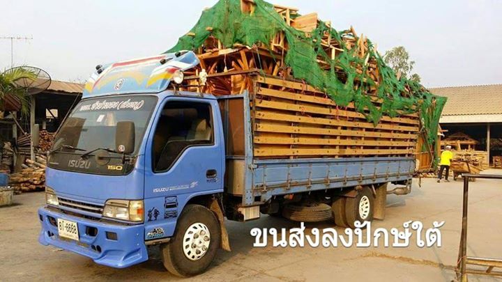 ( รหัส E2-รั้วรอบ ) ศาลา ไม้สัก สีด้าน หลังคาสีน้ำตาล ทรงไทย เสาเหลี่ยมเอียง มีประตูรั้วกั้นรอบเสา / ขนาด 2.40x2.240x3.00 เมตร