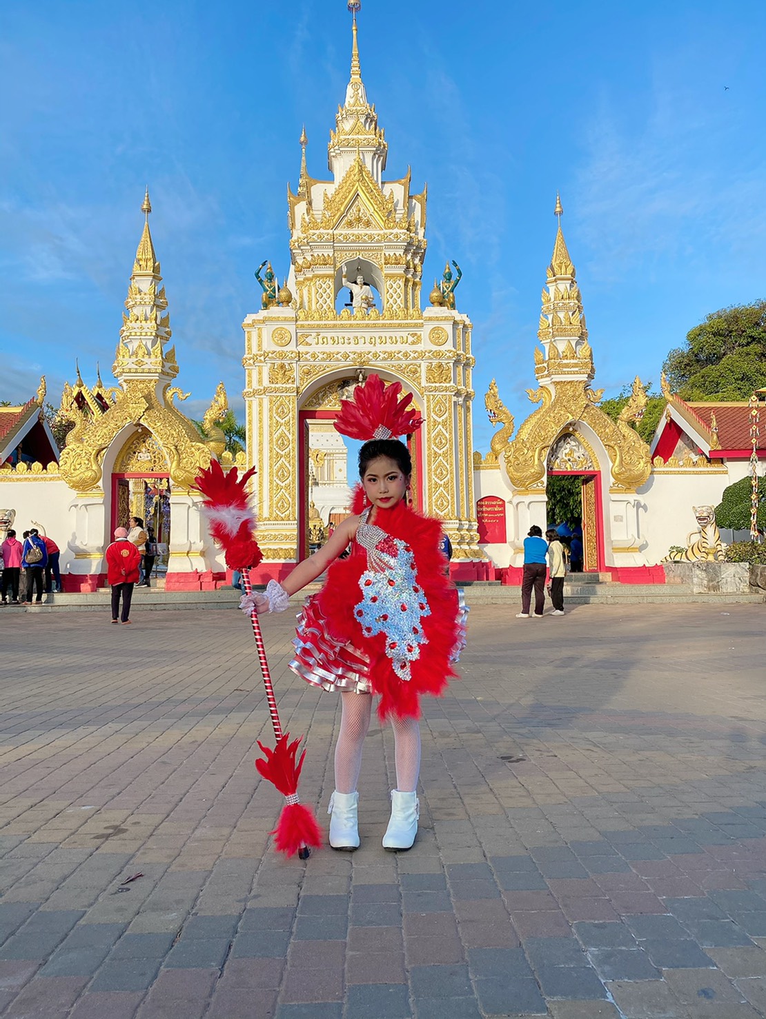 ชุดดรัมเมเยอร์สีแดง ราคานี้ มีชุด ไม้ดรัม หมวก สร้อย ต่างหู รอบอกตั้งแต่20-30นิ้ว สูงไม่เกิน130เซนติเมตร