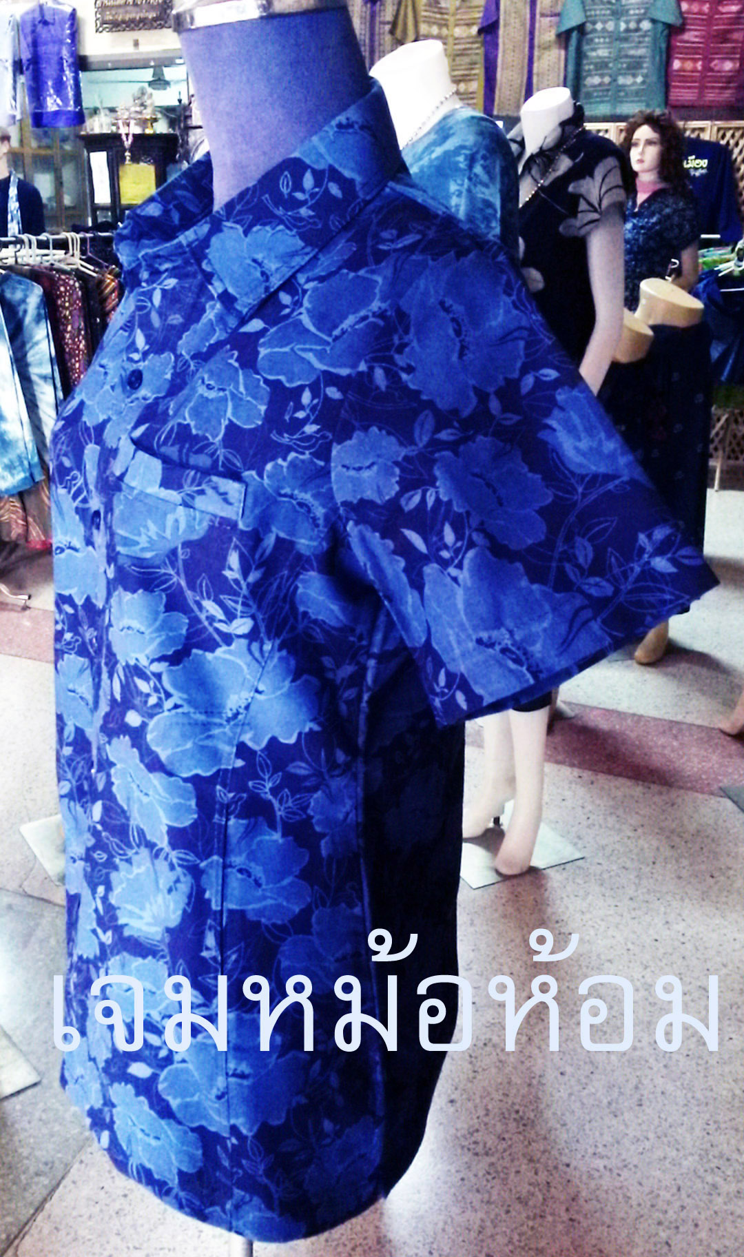 เชิ้ตหม้อห้อมเข้ารูปแขนสั้น เป็นผ้าหม้อห้อมกัดลาย มี 4 กระเป๋า