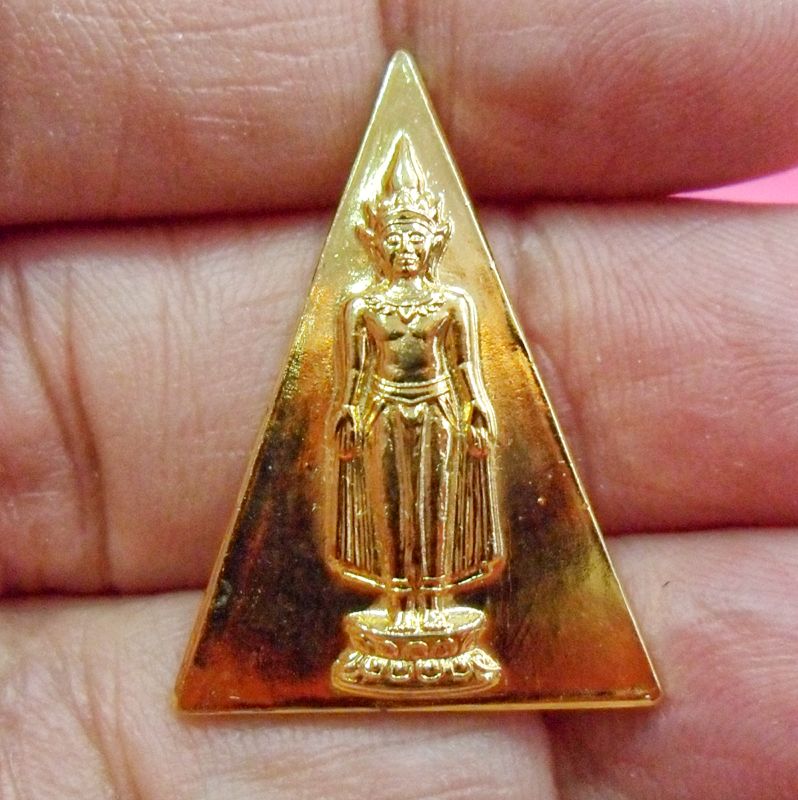 เหรียญพระพุทธเจ้าเปิดโลก ญสส. จัดสร้างถวายโดย ผู้ว่าการรถไฟและผู้ว่าการประปานครหลวง ปี2542 เนื้อโลหะกะไหล่ทอง บรรจุตลับวัดแท้ๆ ปลุกเสก ณ.วัดบวรฯ โดยสมเด็จพระสังฆราช และพระเกจิอีกหลายรูป