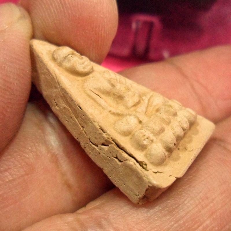 พระพุทโธน้อย ปี 2511 วัดอาวุธฯ (ผสมผงเก่าแม่ชีบุญเรือน) พร้อมถุงผ้าวัดอาวุธสีเขียวเดิมๆ แท้จากวัด (พระมีรอยบิ่น)