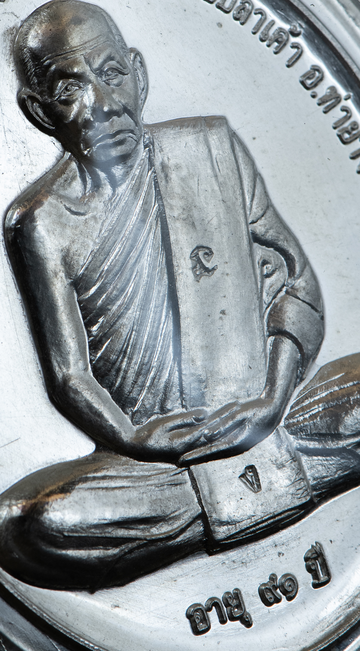 ..โค้ด ๑๙๘... เหรียญสรงน้ำ ตัดขอบกว้าง เนื้อเงิน หลวงพ่ออุ้น วัดตาลกง เพชรบุรี ปี 2550 พร้อมกล่อง พร้อมเลี่ยมครับ