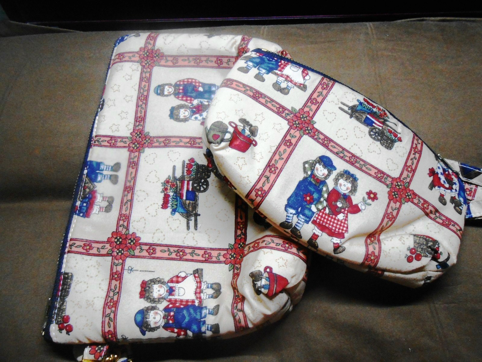 กระเป๋าลายคนคู่