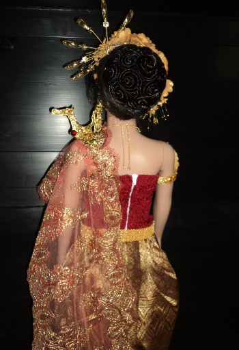 ชุดไทยสีแดงสไบลูกไม้สำเร็จ ราคานี้ไม่รวมเครื่องประดับ