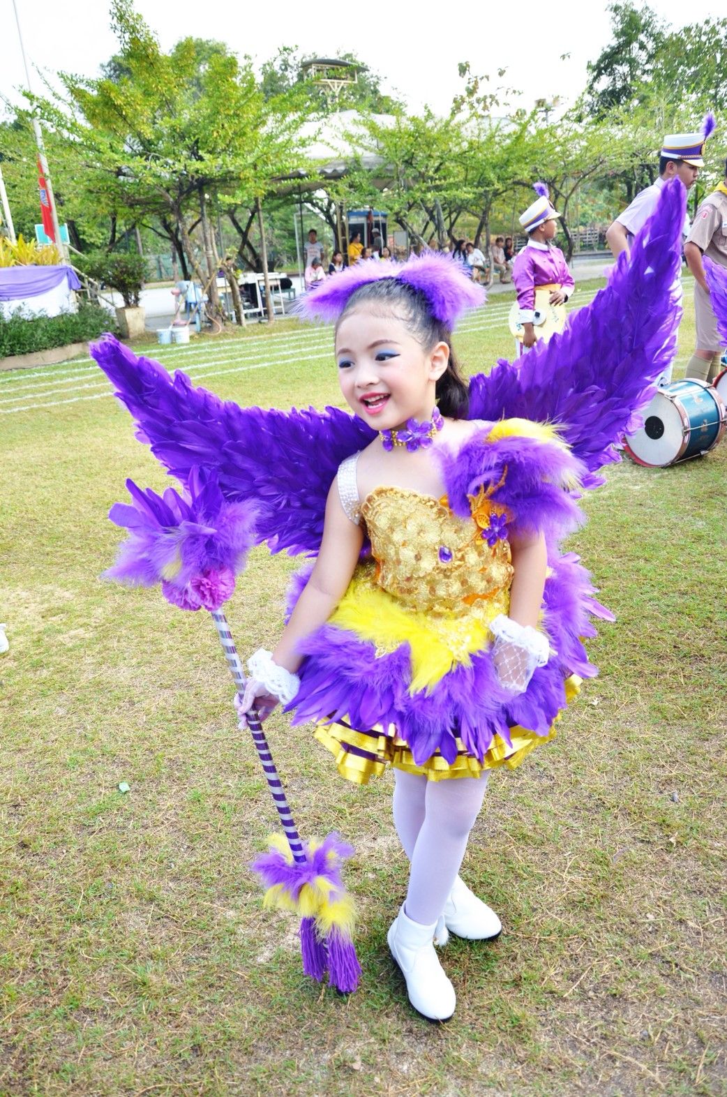 ชุดดรัมเมเยอร์เด็กสีม่วงทอง ราคานี้มี ปีก ไม้ดรัม หัว สร้อย ต่างหูหนีบ รวมจัดส่ง