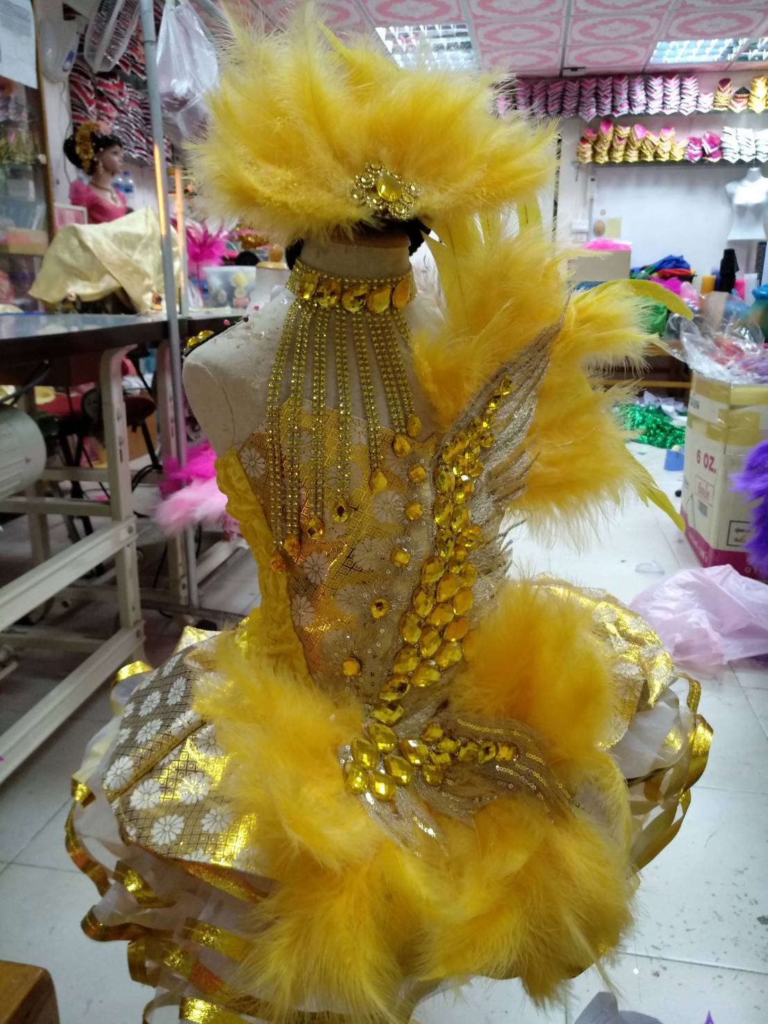 ชุดดรัมเมเยอร์สีเหลือง เด็กอนุบาลราคานี้ มี หมวก สร้อย ต่างหู