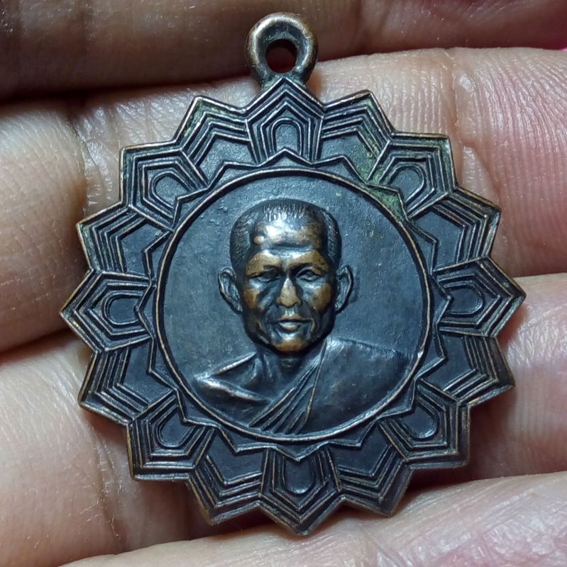 หลวงพ่อทองกลึง วัดเจดีย์หอย เหรียญฉลองสมณศักดิ์ ปี2540 เนื้อทองแดงรมดำ องค์ที่2