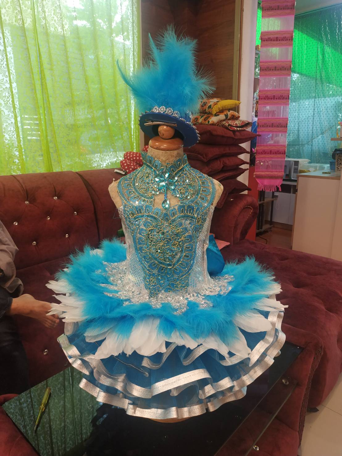 ชุดดรัมเมเยอร์เด็กอนุบาลและประถมสีฟ้า ราคานี้เป็นราคาชุดอย่างเดียว ไม่มีเครื่องประดับ