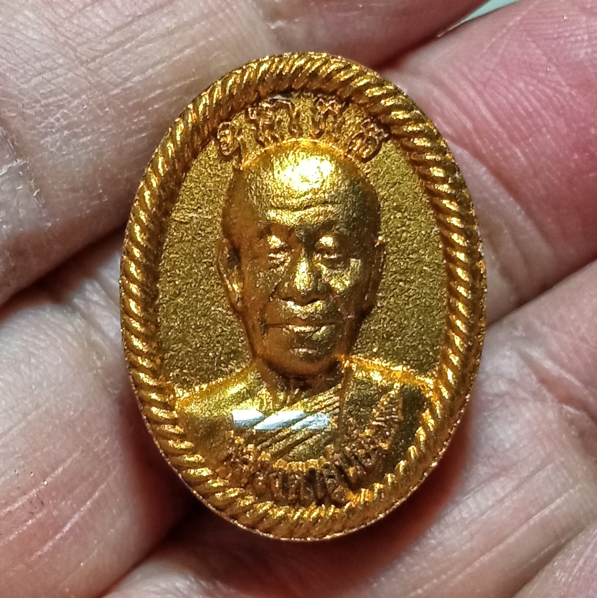 หลวงปู่สูนย์ วัดป่าอิสระธรรม พระผงดวงเศรษฐี รุ่นแรก ปี2563 เนื้อเหล็กน้ำพี้ปัดทอง ฝังเพชรหน้าทั่ง ฝังตะกรุดเงิน กดโค๊ตหมายเลข๒๓๖ บรรจุกล่องวัดแท้ๆ จำนวนการจัดสร้าง 600 องค์