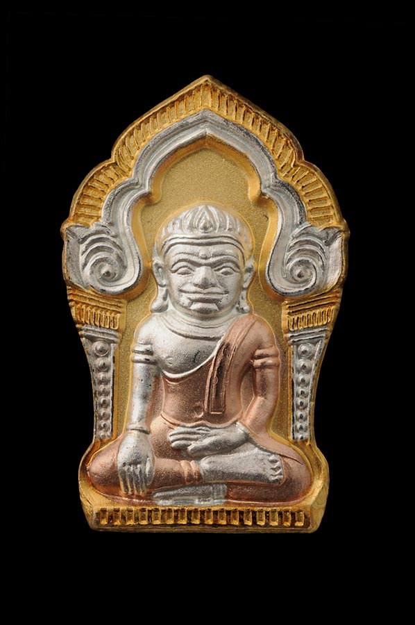 หลวงพ่อเพี้ยน วัดเกริ่นกฐิน พระยอดขุนพลเมืองละโว้หลังยันต์ เนื้อโลหะ สามกษัตริย์ หมายเลข ๗๔๐ รุ่นเจริญยศ ปลุกเสกไตรมาส ปี ๒๕๔๙ สวย ตรงตามรูป กล่องเดิม