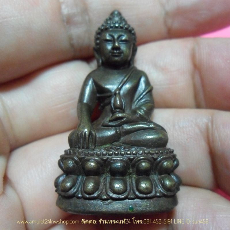พระกริ่ง สิทธัตโถ วัดบรมนิวาส รุ่นบรมสุข เนื้อนวะโลหะ เป็นพระกริ่งที่ผสมชนวนพระกริ่งสิทธัตโถของรุ่นปี 08-12-17 สร้างประมาณปี 2549 พระกริ่งตอกหมายเลข 141 พระพิธีใหญ่ปลุกเสกโดยเกจิสายกรรมฐานและสายอาคมมากมาย พุทธคุณเต็มเปี่ยม บรรจุกล่องวัดแท้ๆ