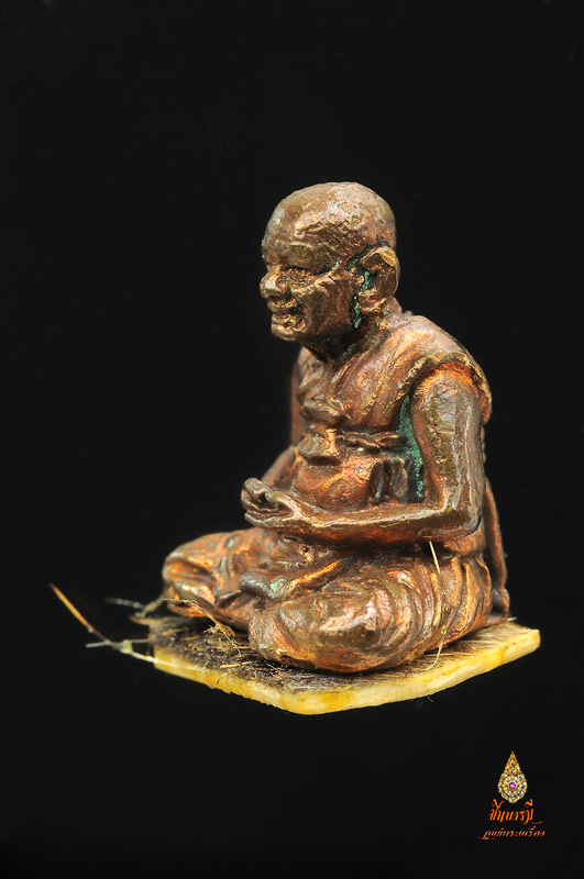 รูปเหมือน หลวงปู่หงษ์ รุ่น"นั่งรวย" เนื้อธาตุกายสิทธิ์นั่งหนังเสือ แผ่นโค๊ตทองคำ ขนาด 1.5 ซมบรรจุผงธาตุขันธ์ หมายเลข๑๙๖สวยสมบูรณ์ สภาพสะสม