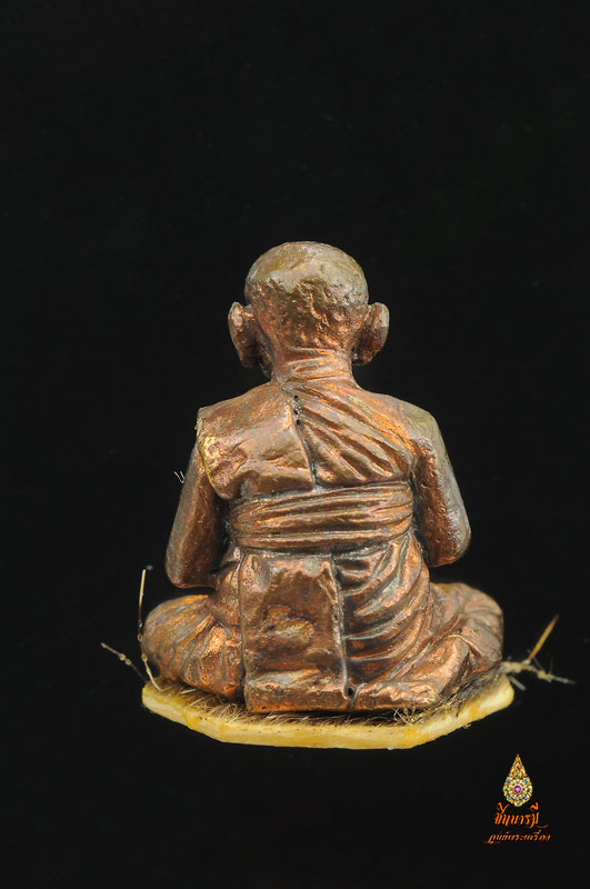 รูปเหมือน หลวงปู่หงษ์ รุ่น"นั่งรวย" เนื้อธาตุกายสิทธิ์นั่งหนังเสือ แผ่นโค๊ตทองคำ ขนาด 1.5 ซมบรรจุผงธาตุขันธ์ หมายเลข๑๙๖สวยสมบูรณ์ สภาพสะสม