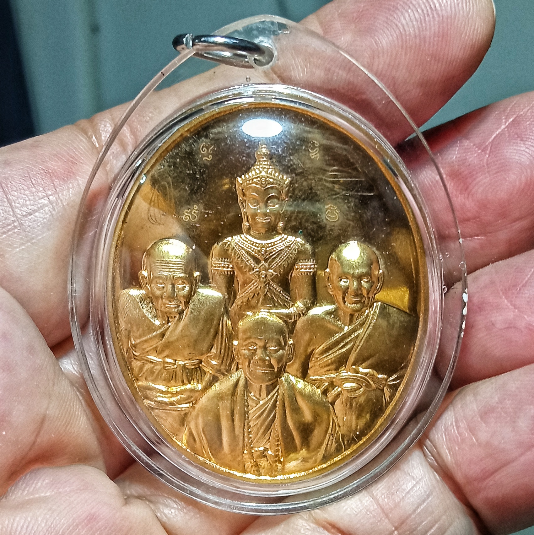 เหรียญรวมกำลังจักรพรรดิปราบไตรภพ เนื้อทองทิพย์ ปี2556 หลวงตาม้า วัดถ้ำเมืองนะ ตอกโค๊ต และจาร หน้า หลัง พร้อมเลี่ยมกันน้ำ3ชั้นเดิมๆจากวัด มาพร้อมคาถาบูชา สร้างน้อยหายาก องค์นี้สวยสมบูรณ์ครับ รหัส965