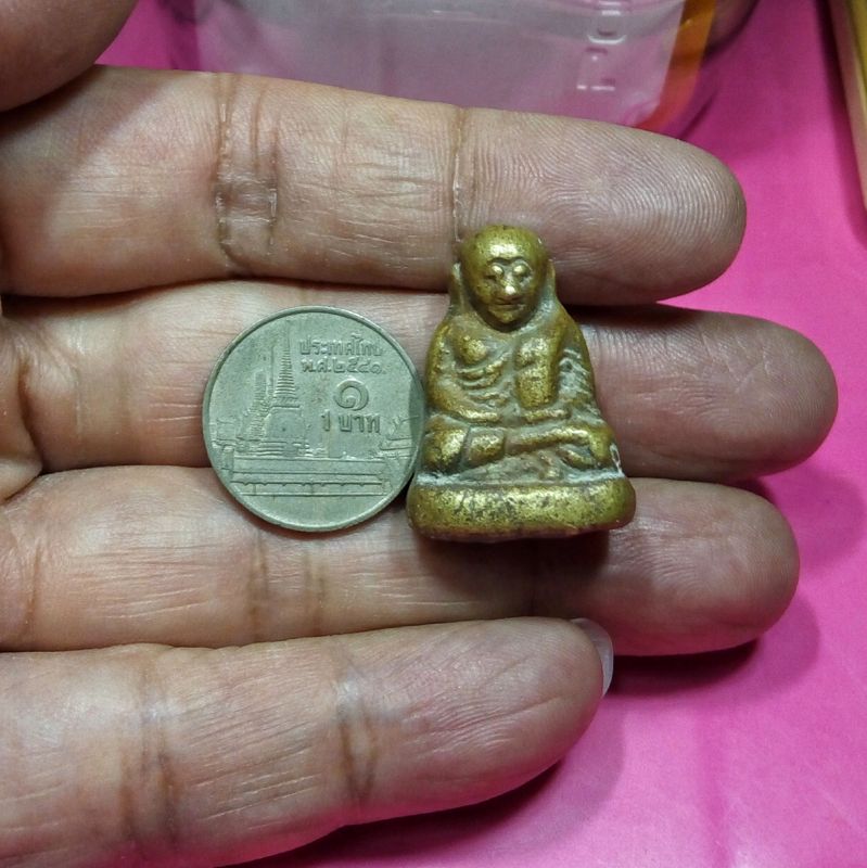 รูปหล่อ หลวงพ่อเงิน วัดบางคลาน หลวงพ่อนงค์ วัดทุ่งน้อย จ.พิจิตร จัดสร้าง เป็นรุ่น3 พิมพ์แข้งตุ่มเข่ายุบ ปี2539 พิมพ์ย้อนยุคสร้างได้ขลังและสวยสมบูรณ์ครับ ใส่กรอบสแตนเลสหลังปั๊มยันต์พร้อมสร้อยเชือกร่มสีดำยาว22"เดิมๆจากวัดแท้ๆ พร้อมใช้บูชาได้ทันทีครับ