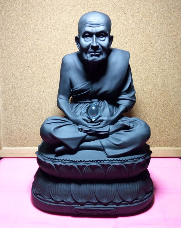 พระบูชา หลวงปู่ทวด นั่งบัว มีลูกแก้วจักรพรรดิ วัดยอทอง อ.นาโยง จ.ตรัง เนื้อแร่นิลผสมเรซิ่น หน้าตักกว้าง4.5นิ้ว ขนาดฐานกว้าง 5.5นิ้ว สูง8นิ้ว น้ำหนัก1,814 กรัม พิมพ์ทรงสวยงามมาก จัดส่งแบบลงทะเบียนให้ฟรีครับ