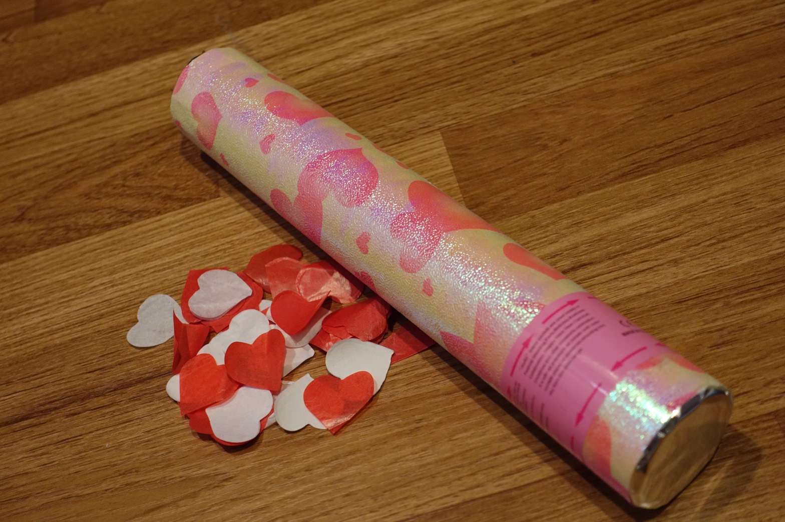 พลุกระดาษ รูปหัวใจ สีขาวและแดง