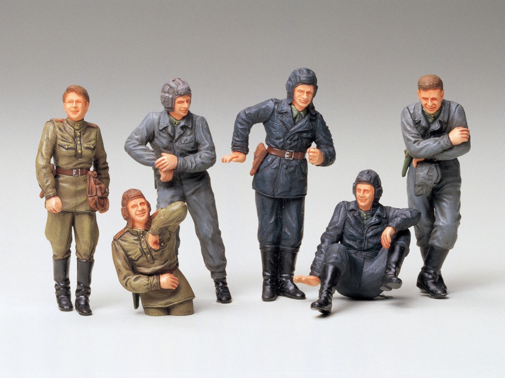 TA35214 RUSSIAN ARMY TANK CREW AT REST 1/35