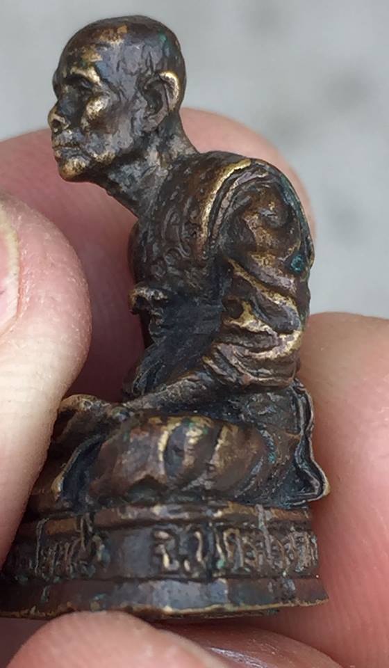 รูปหล่อหลวงปู่หลิว วัดไร่แตงทอง จ.นครปฐม อุดกริ่งเป็นแผ่นทอง แดงมีรูปเต่า รุ่นกองทัพบกสร้าง ปี 2539 ตอกโค๊ต ทบ