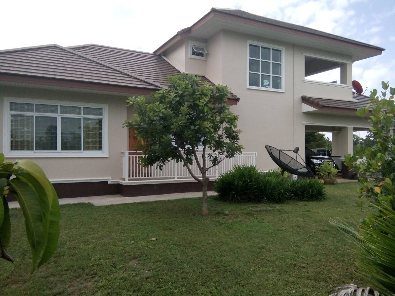 ขายบ้านพร้อมที่ดิน 1 ไร่ 2 งาน 3 ห้องนอน 3 ห้องน้ำ มีแอร์ น้ำอุ่นครบทุกห้อง มีกล้องวงจรปิด 4 ตัว ห่างจากบิ๊กซีขับรถ ประมาณ 5นาที่ถึง อยู่ อ.ตระการพืชผล ถ.อาเซี่ยนเส้น 2050 ไปเข็มราฐ ข้ามลาว เวียดนาม จีน ได้เลย ที่จะอยู่บนเนินสูงวิวสวย บ้านสร้างได้ 1 ปีครึ