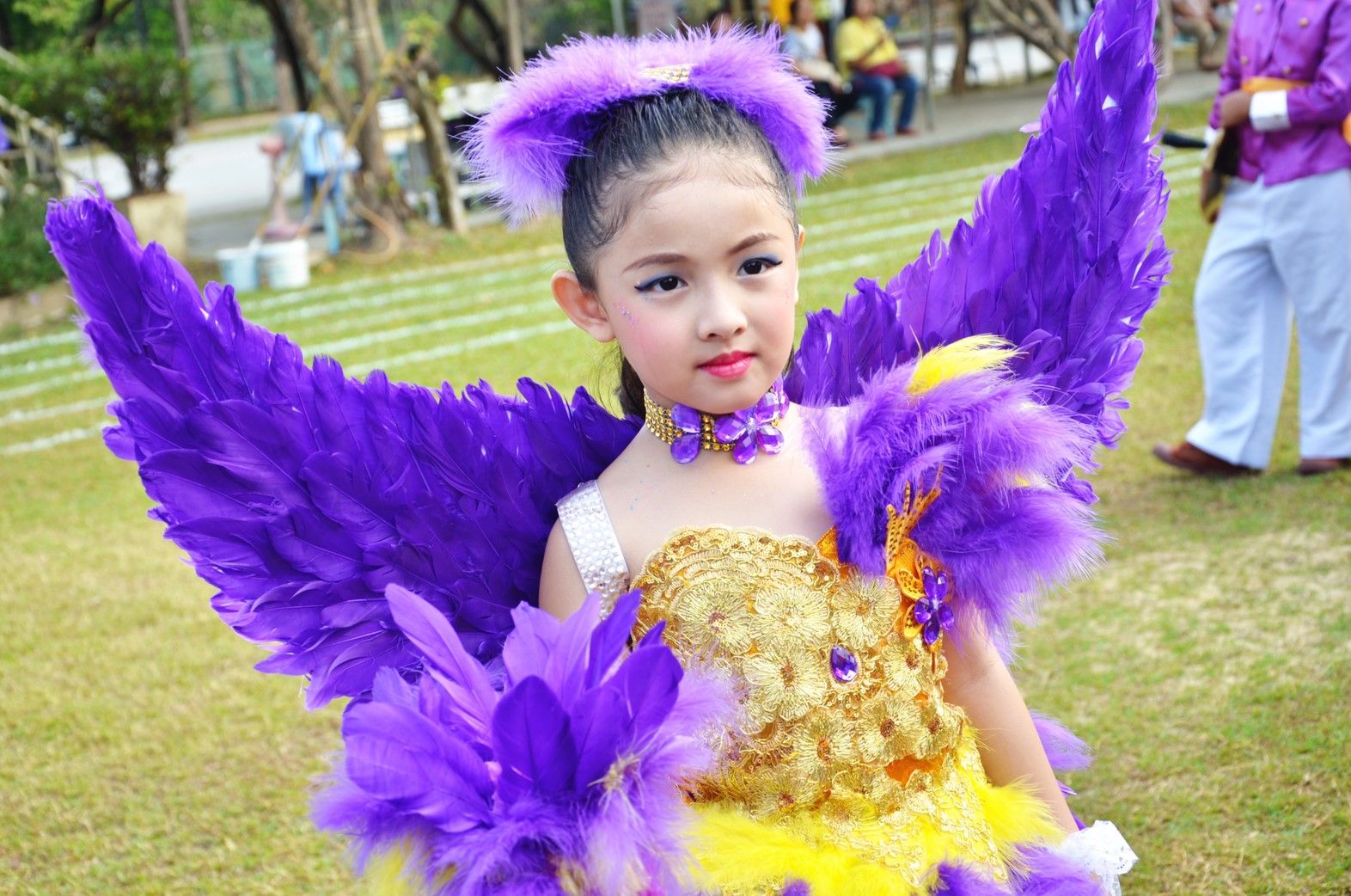 ชุดดรัมเมเยอร์เด็กสีม่วงทอง ราคานี้มี ปีก ไม้ดรัม หัว สร้อย ต่างหูหนีบ รวมจัดส่ง