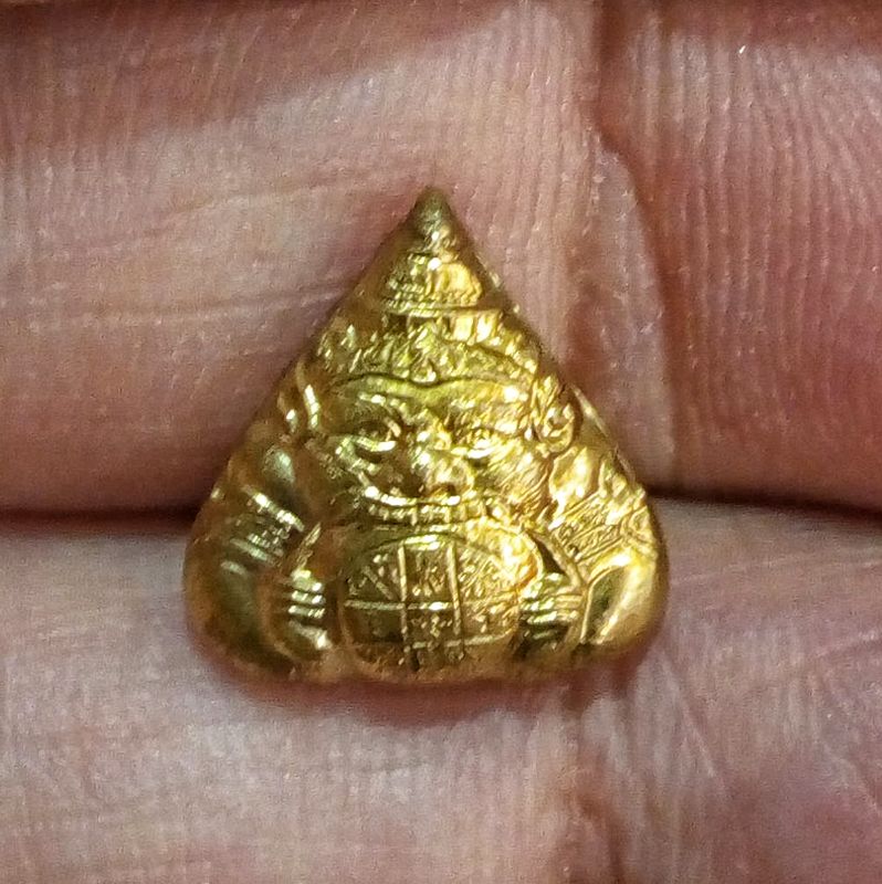 พระราหู เนื้อทองเหลือง วัดสุทัศน์เทพวราราม ปี 2548 เป็นองค์ราหูด้านหน้าเป็นยันต์จันทรประภา ด้านหลังประทับด้วยยันต์สุริยะประภา องค์ที่3