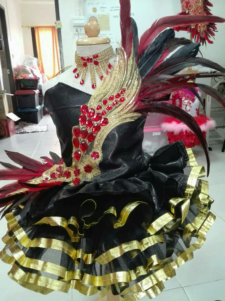 ชุดดรัมเมเยอร์สีแดงอนุบาลและประถมราคานี้ แถม หมวก สร้อย ต่างหู