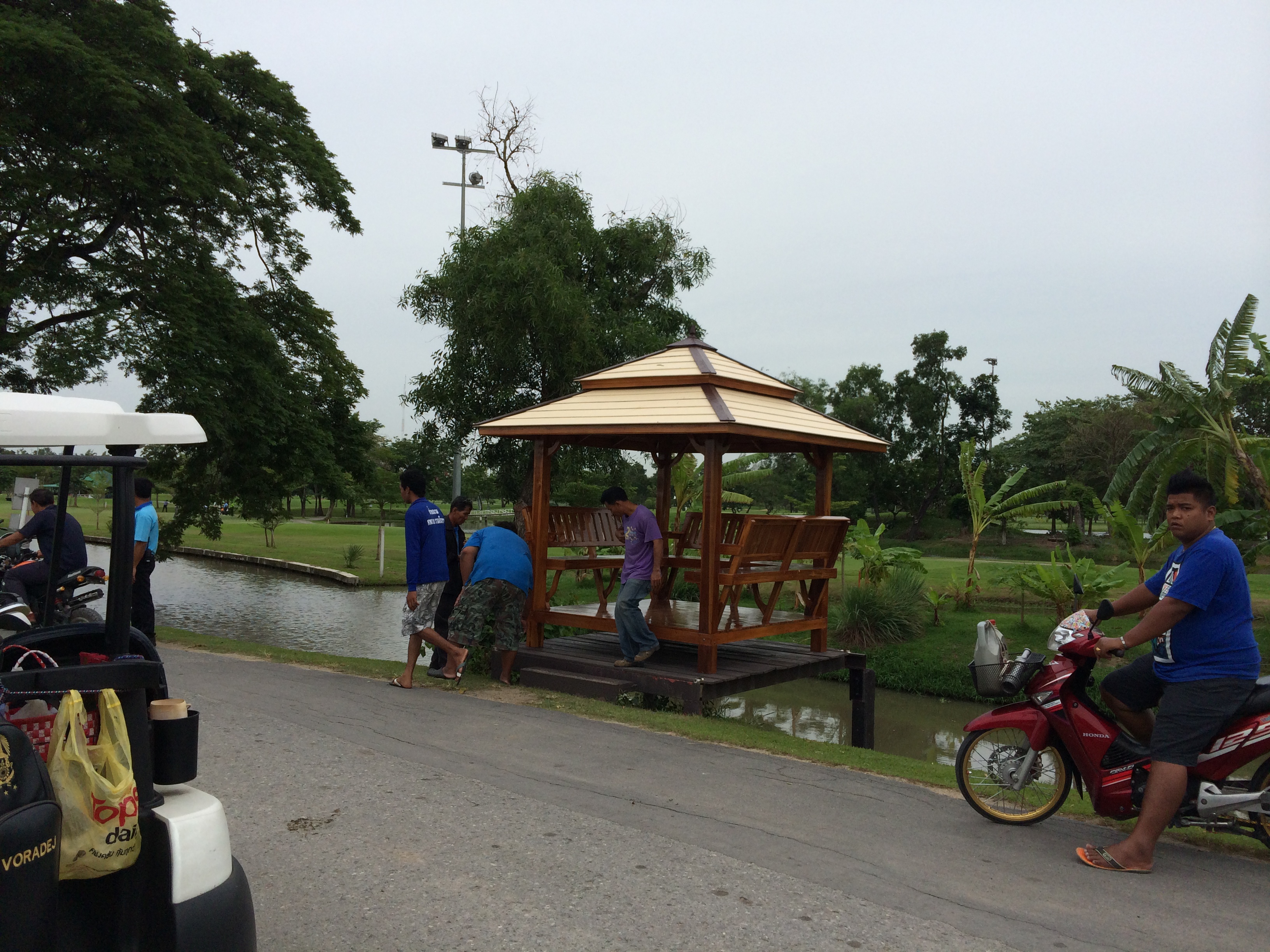 ส่งศาลาไม้สัก ที่สนามกอร์ฟกองทับบก รามอินทรา 5 หลังครับ
