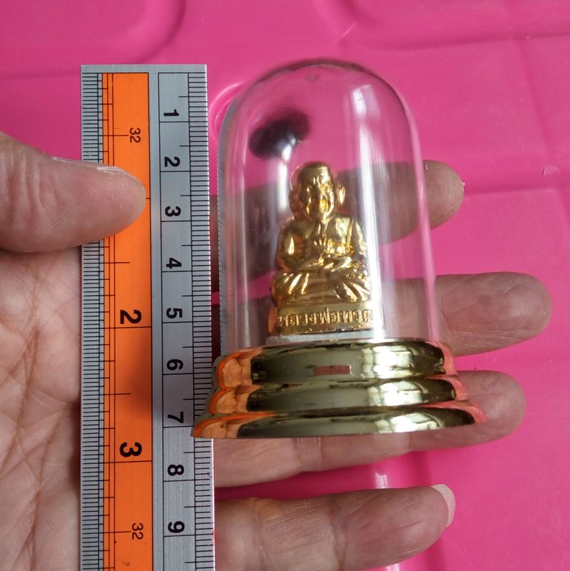 หลวงปู่ทวด ลอยองค์อุดกริ่ง สำหรับบูชาหน้ารถ รุ่น 5มหานิยม วัดถลุงทอง พิมพ์กรรมการ กะไหล่ทอง อุดกริ่ง ก้นกลึง ปี2552 ใส่ครอบพลาสติก สำหรับบูชาหน้ารถ