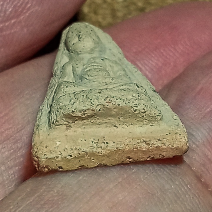 พระพุทธโธน้อย พิมพ์เล็กหน้าตุ๊กตา หลังยันต์พุทธโธ ชัดเจน เนื้อดินผสมผง แม่ชีบุญเรือน สร้างปี 2494 เก่ามาก แก่มวลสาร พุทธคุณเสริมดวงเสริมบารมี ป้องกันอันตรายต่างๆ หนุนดวงกลับร้ายเป็นดี เมตตาโชคลาภ ค้าขายดี อธิษฐานทำน้ำมนต์ศักดิ์สิทธิ์ดีนักแล บูชาแล้วเจริญ