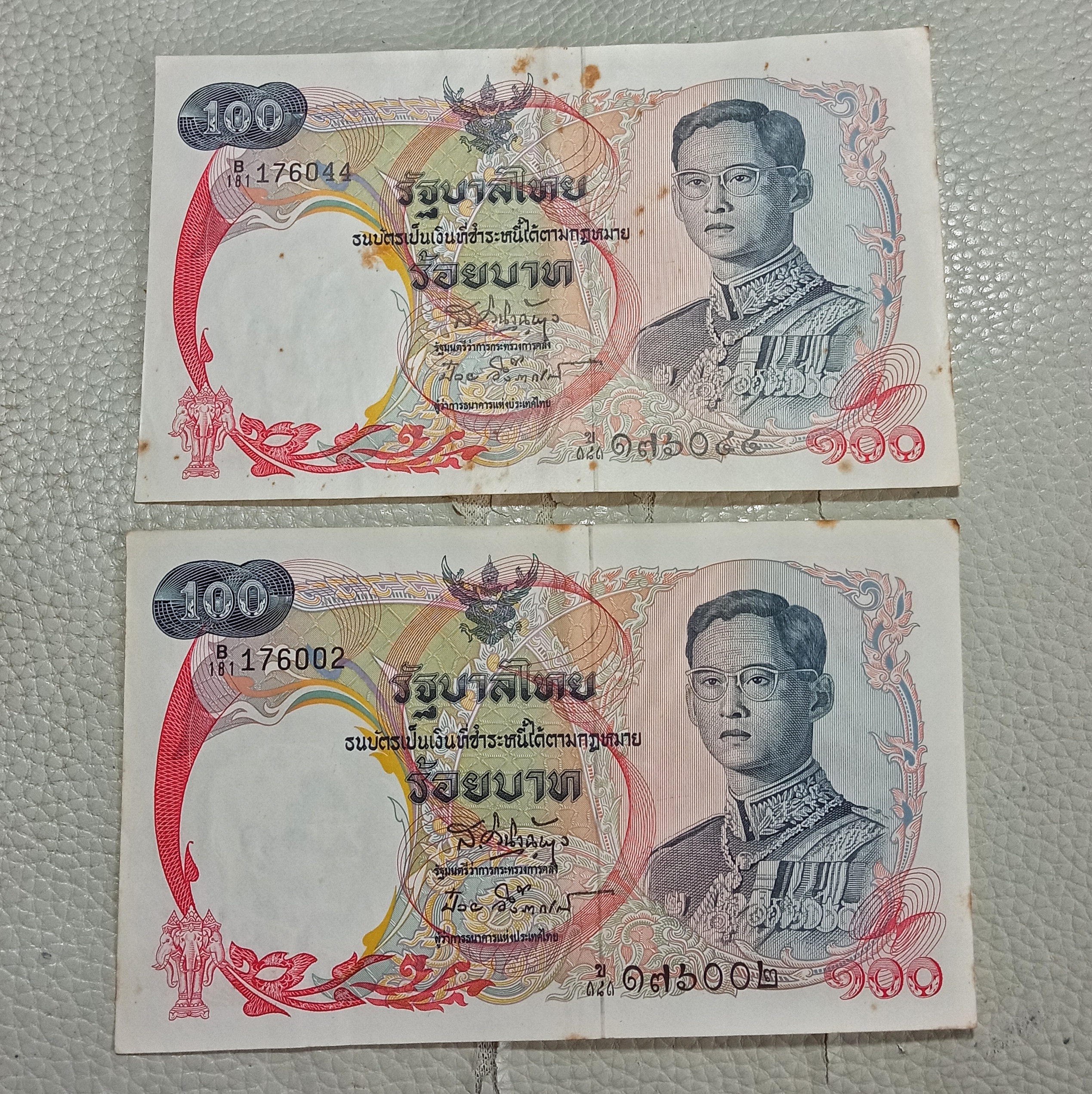 ชุด2ใบ แบงค์100-ธนบัตร100 ร.9 แบบ 10 ชนิดราคา 100 บาท ด้านหลังเป็นเรือสุพรรณหงส์ ลายเซ็นต์ ส.วินิจฉัยกุล กับ ป๋วย อึ้งภากรณ์ ปี2511 สภาพผ่านการใช้ (ชุด2ใบ)