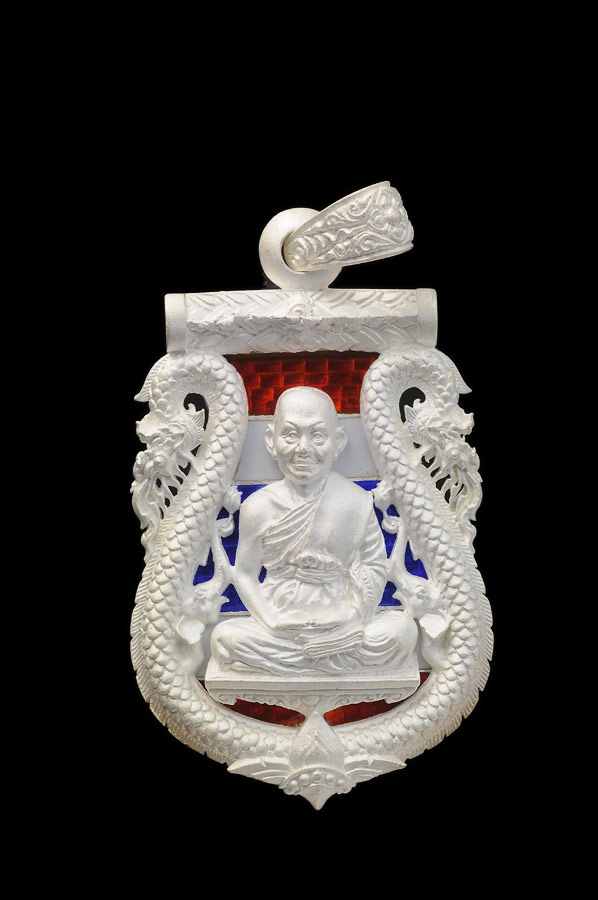 เหรียญเสมาฉลุลายยกองค์ซุ้มพญานาค เนื้อเงินพ่นทราย ลงยาสีธงชาติ หมายเลข ๓๙๗ รุ่น “นฤมิตรโชค” หลวงพ่อจรัญ (พระธรรมสิงหบุราจารย์) วัดอัมพวัน จ. สิงห์บุรี