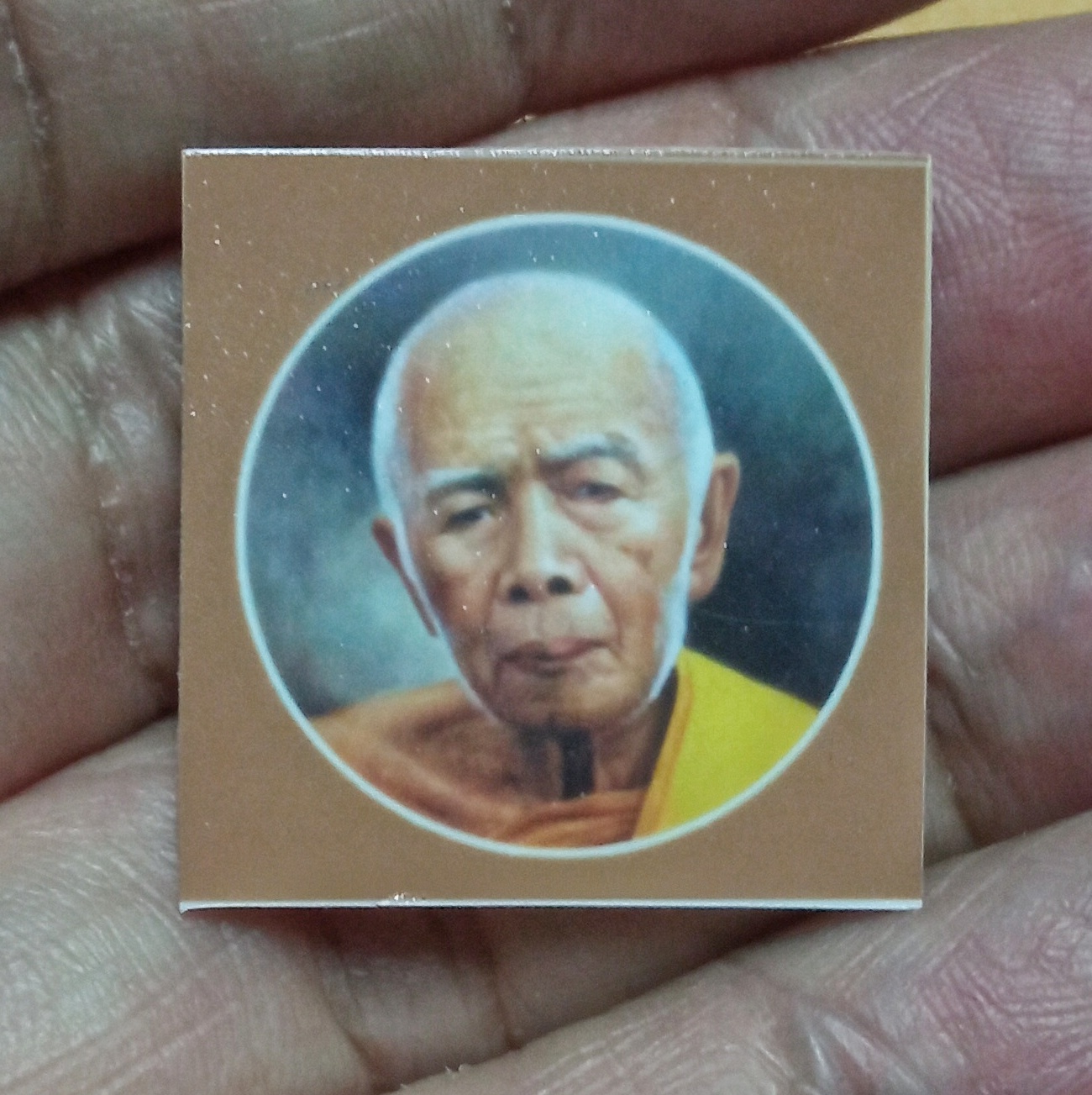 หลวงปู่ทิม วัดละหารไร่ รูปถ่ายขนาดห้อยคอบูชา พิมพ์ 4 สี รุ่นงานกฐินปี 2559 ด้านหลังปั๊มยันต์ครูสีแดง