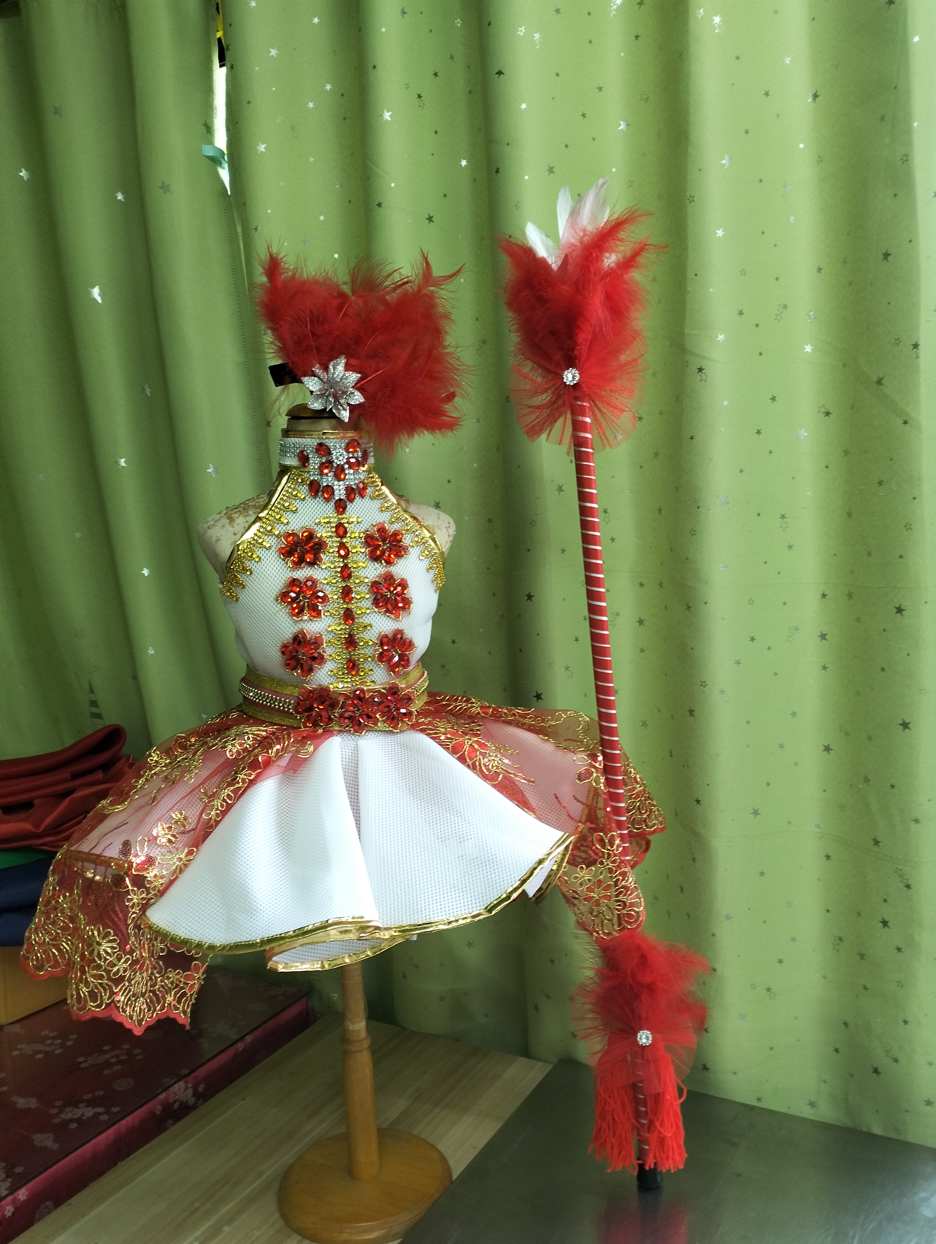 ชุดดรัมเมเยอร์สีแดงอนุบาลและประถม