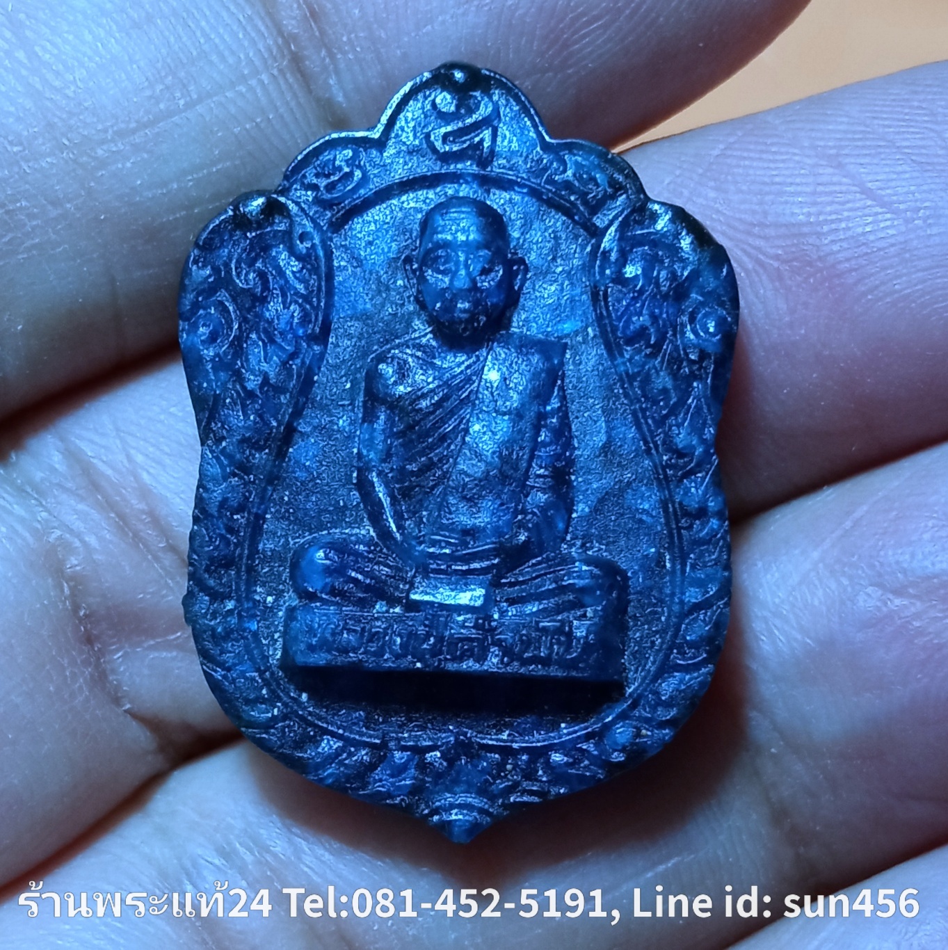หลวงปู่คำพันธ์ วัดธาตุมหาชัย รูปเหมือนพิมพ์ใบเสมา เนื้อพลอยสีน้ำเงินเสก รุ่นอธิฐานบารมี