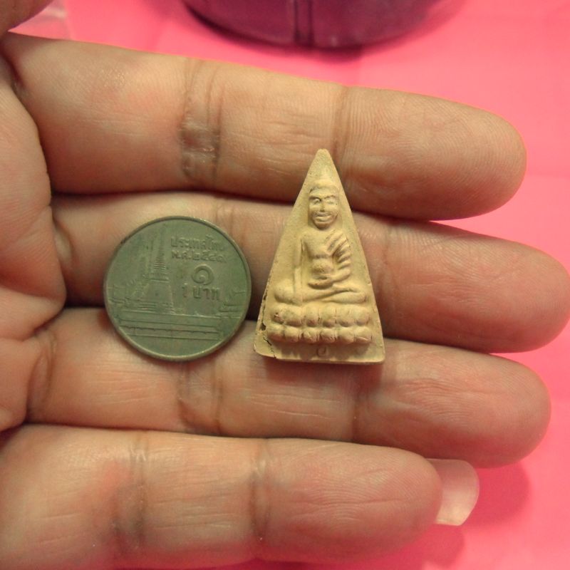 พระพุทโธน้อย ปี 2511 วัดอาวุธฯ (ผสมผงเก่าแม่ชีบุญเรือน) พร้อมถุงผ้าวัดอาวุธสีเขียวเดิมๆ แท้จากวัด (พระมีรอยบิ่น)