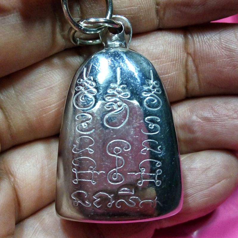 รูปหล่อ หลวงพ่อเงิน วัดบางคลาน หลวงพ่อนงค์ วัดทุ่งน้อย จ.พิจิตร จัดสร้าง เป็นรุ่น3 พิมพ์แข้งตุ่มเข่ายุบ ปี2539 พิมพ์ย้อนยุคสร้างได้ขลังและสวยสมบูรณ์ครับ ใส่กรอบสแตนเลสหลังปั๊มยันต์พร้อมสร้อยเชือกร่มสีดำยาว22"เดิมๆจากวัดแท้ๆ พร้อมใช้บูชาได้ทันทีครับ