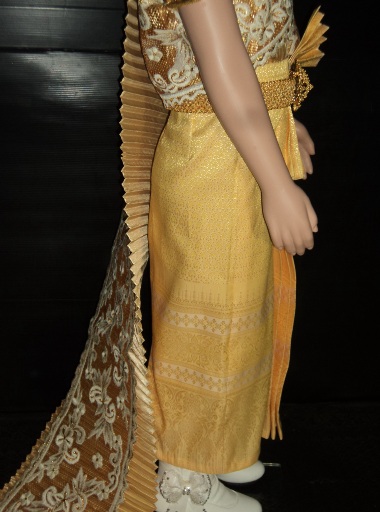 ชุดไทยสไบอัดพีทสีทองลายฉลุสีงาช้าง ราคานี้ไม่รวมเครื่องประดับ