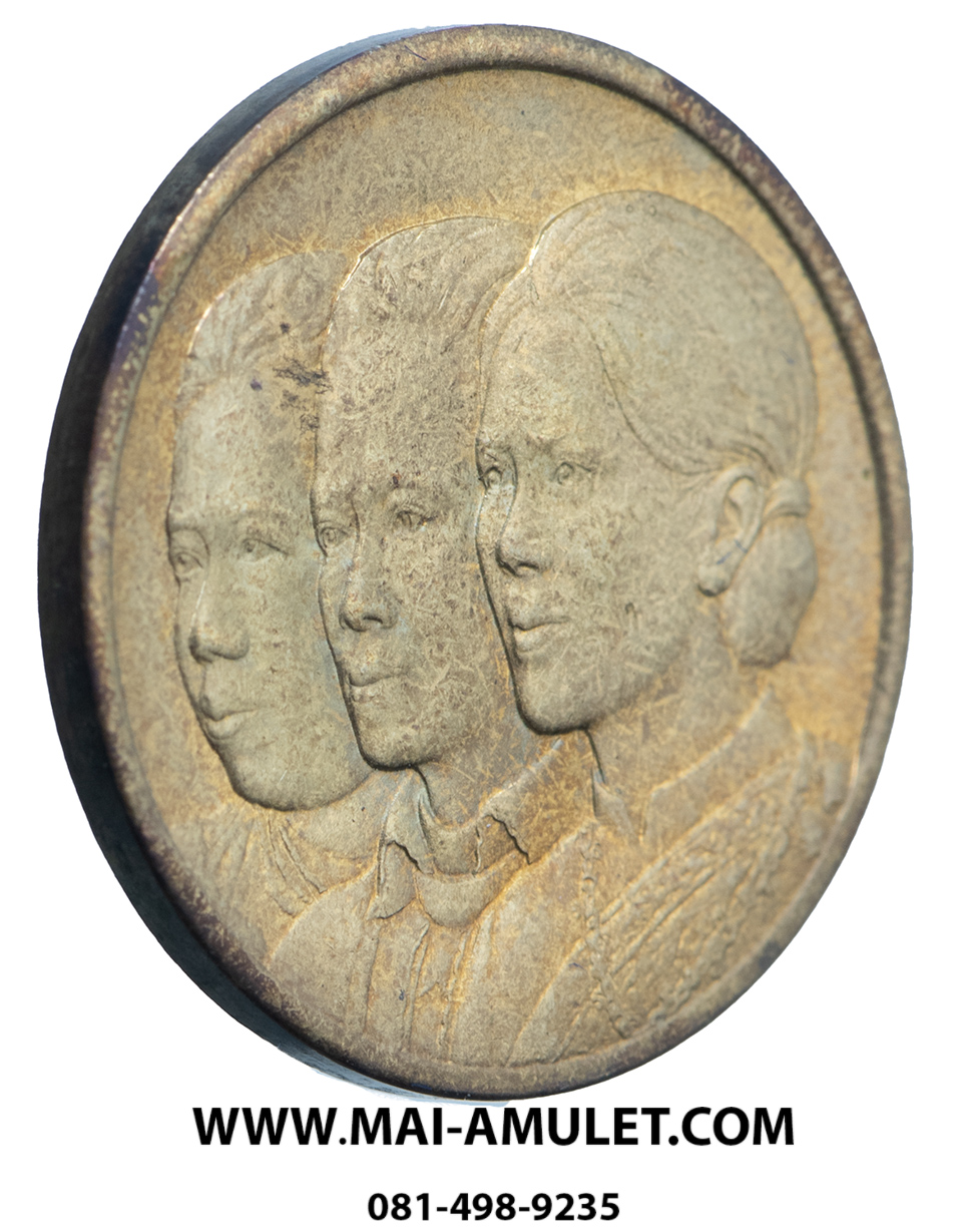 เหรียญ 3 องค์สภานายิกา สภากาชาดไทย เนื้อทองเหลือง รพ. จุฬาฯ สภากาชาดไทย จัดสร้าง ปี 2529 ครับ