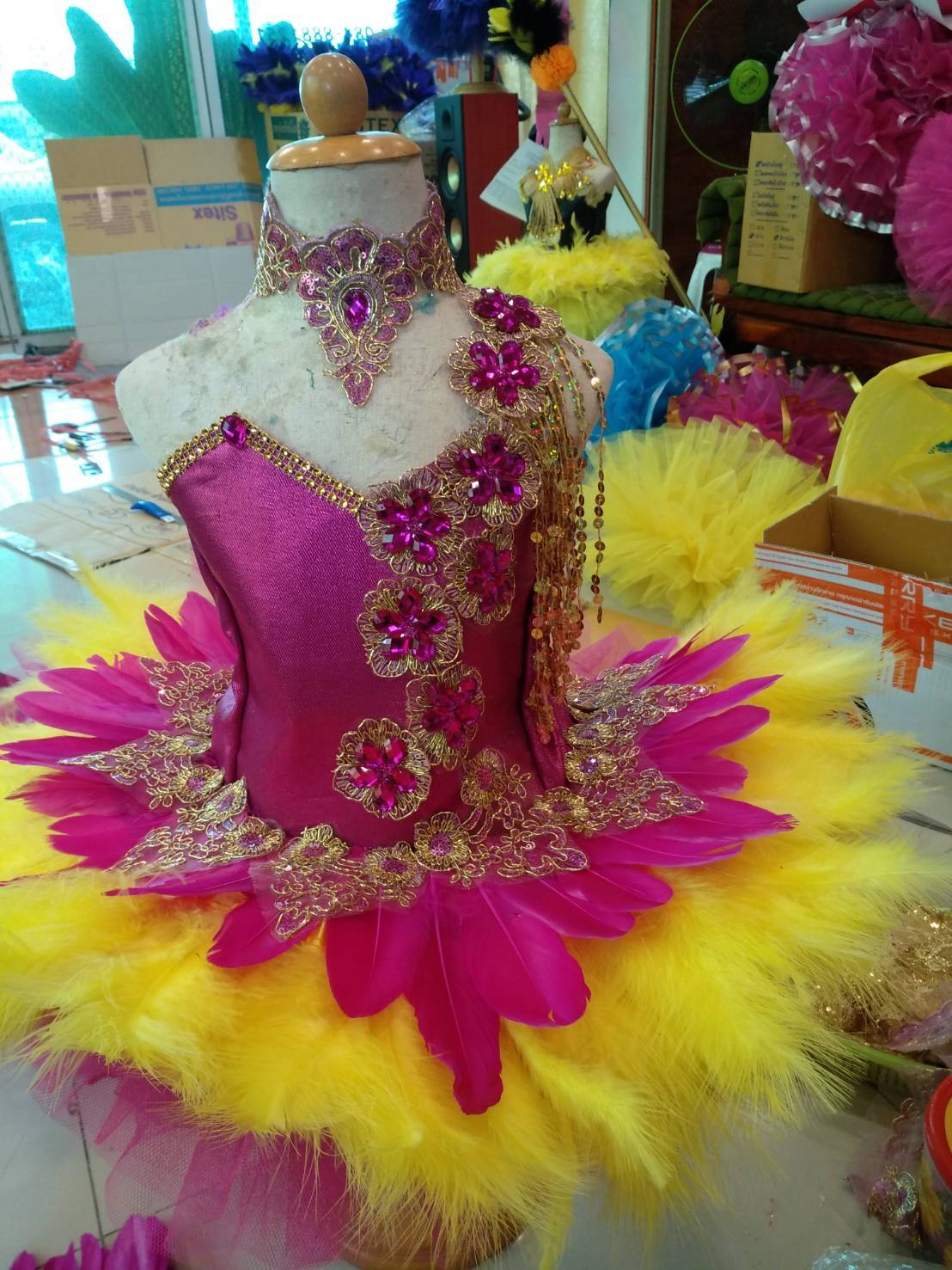 ชุดดรัมเมเยอร์สีชมพูทองเด็กอนุบาลและประถม ราคานี้ พร้อมไม่ดระมเมเยอร์ หัว สร้อย ต่างหู สนใจฉอดไลน์ ไอดีkimuk-pim555