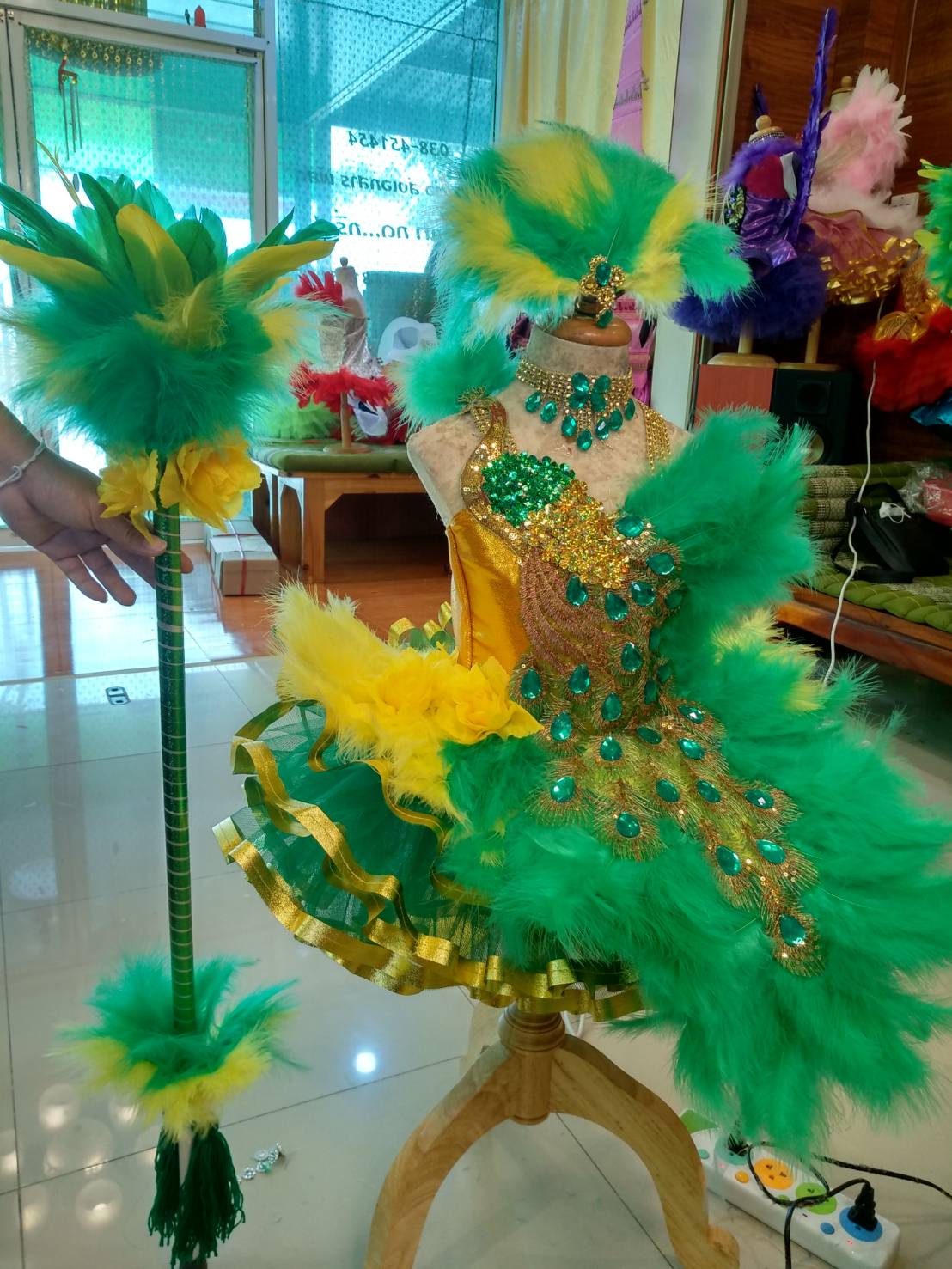 ชุดดรัมเมเยอร์เด็กอนุบาลสีเขียวราคานี้มี ไม้ดรัม หัว สร้อย ต่างหูหนีบ รวมจัดส่ง