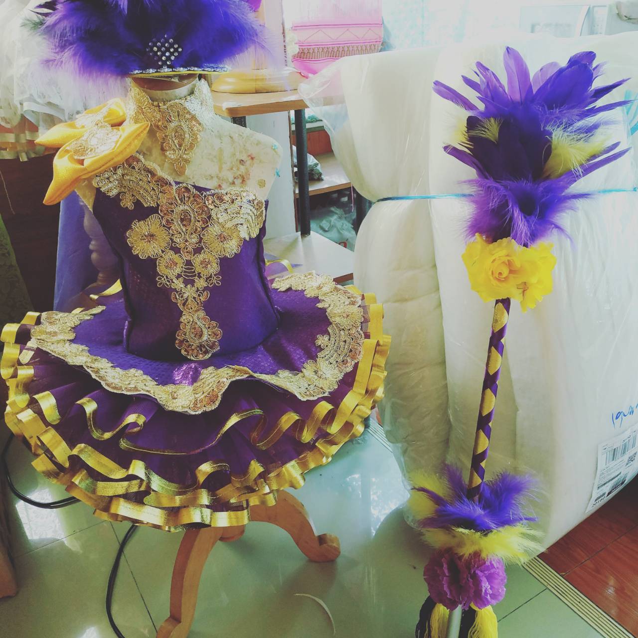 ชุดดรัมเมเยอร์เด็กอนุบาลและประถม สีม่วง ราคานี้มี หัว สร้อย ต่างหู ไม้ดรัมเมเยอร์
