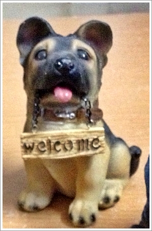 ตุ๊กตาสุนัข เรซิ่น อัลเซเชี่ยน(Alsataian) Size S(หน้าการ์ตูน ท่านั่ง)
