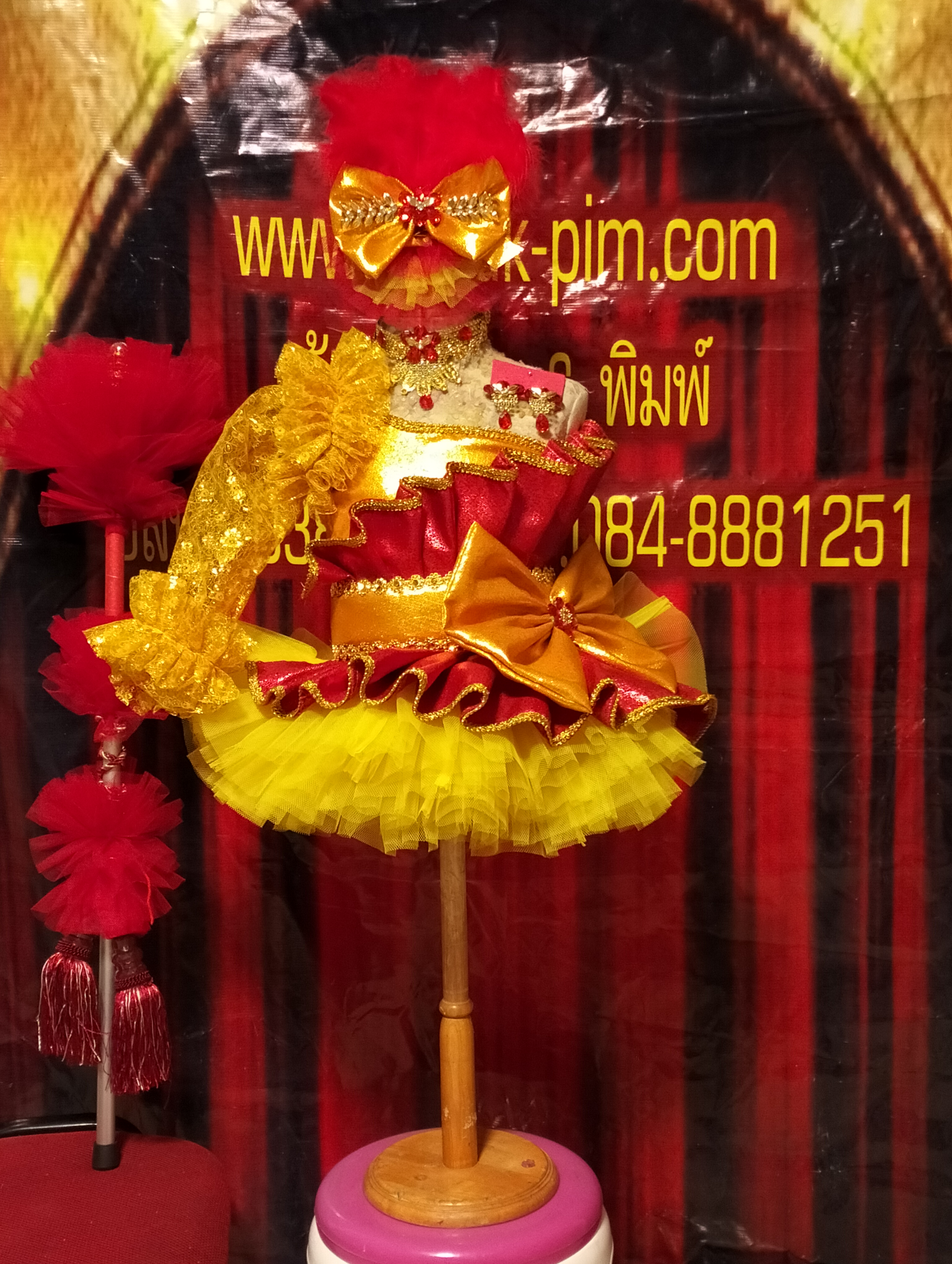 ชุดดรัมเมเยอร์สีแดงอนุบาลและประถมราคานี้ พร้อม ไม้กรัมเมเยอร์ หัว สร้อย ต่างหู สนใจติดต่อฉอดไลน์ ไอดีไลน์kimuk-pim555