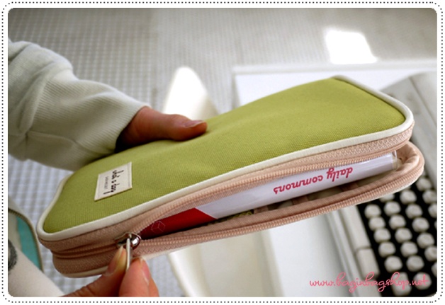 Daisy Multi Pouch ไว้ใส่พาสปอร์ตหรือใส่เอกสารต่างๆ